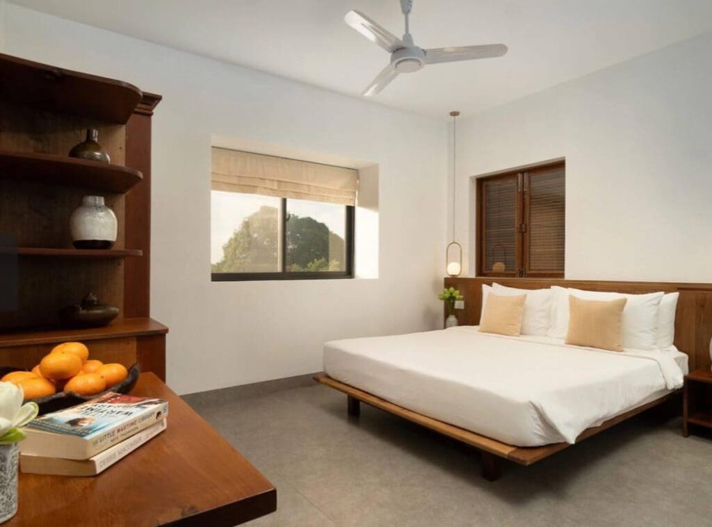 chambre à la décoration minimaliste dans une propriété d'investissement Airbnb à Siem Reap