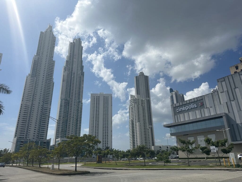 Les gratte-ciel de Panama City et Cinepolis