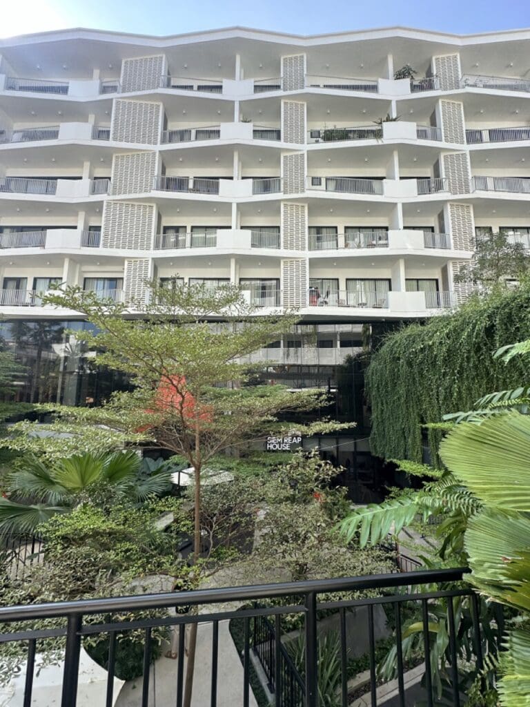 bâtiment à Siem Reap, mettant en valeur la verdure et une conception architecturale épurée