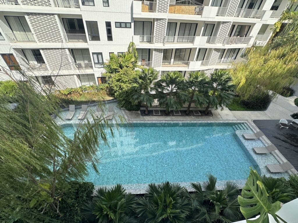 Piscine dans un immeuble résidentiel à Siem Reap