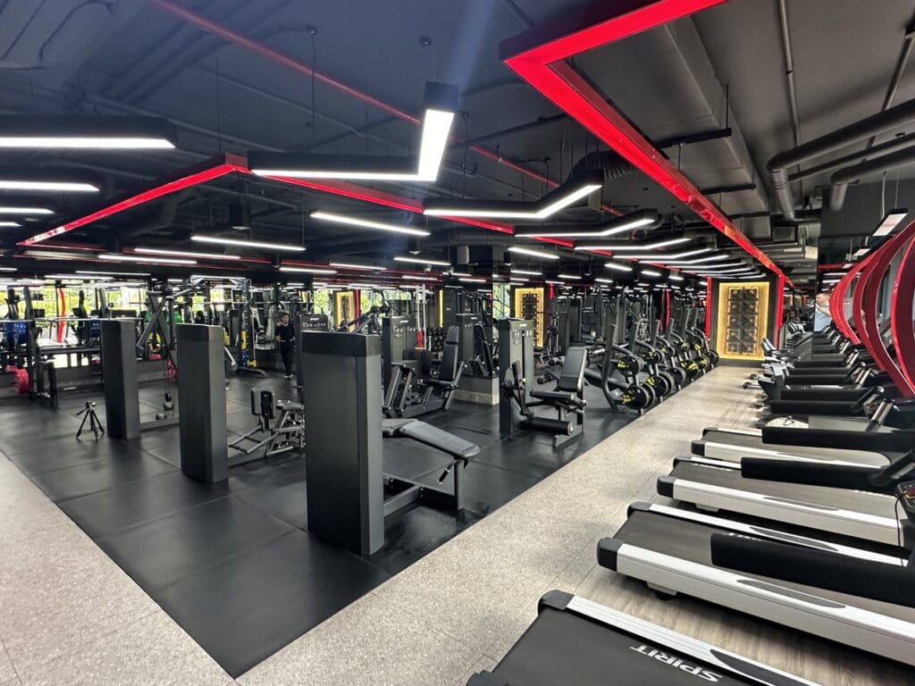 Salle de sport dans un immeuble résidentiel à Siem Reap