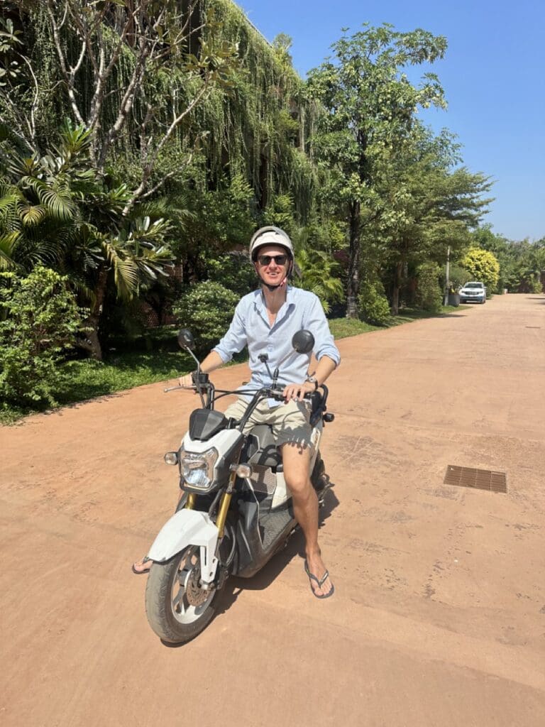 Ladislas sur son scooter en train de faire des recherches sur le marché immobilier de Siem Reap au Cambodge