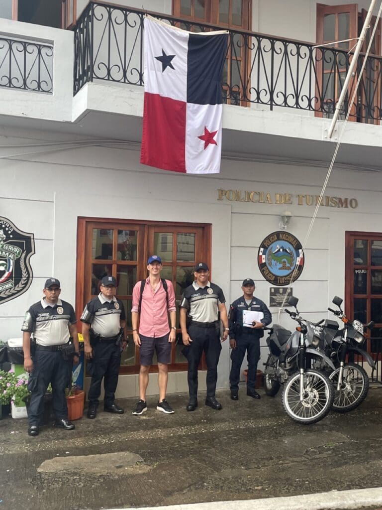 Ladislas Maurice devant l'immeuble de la police du tourisme à casco viejo panama city