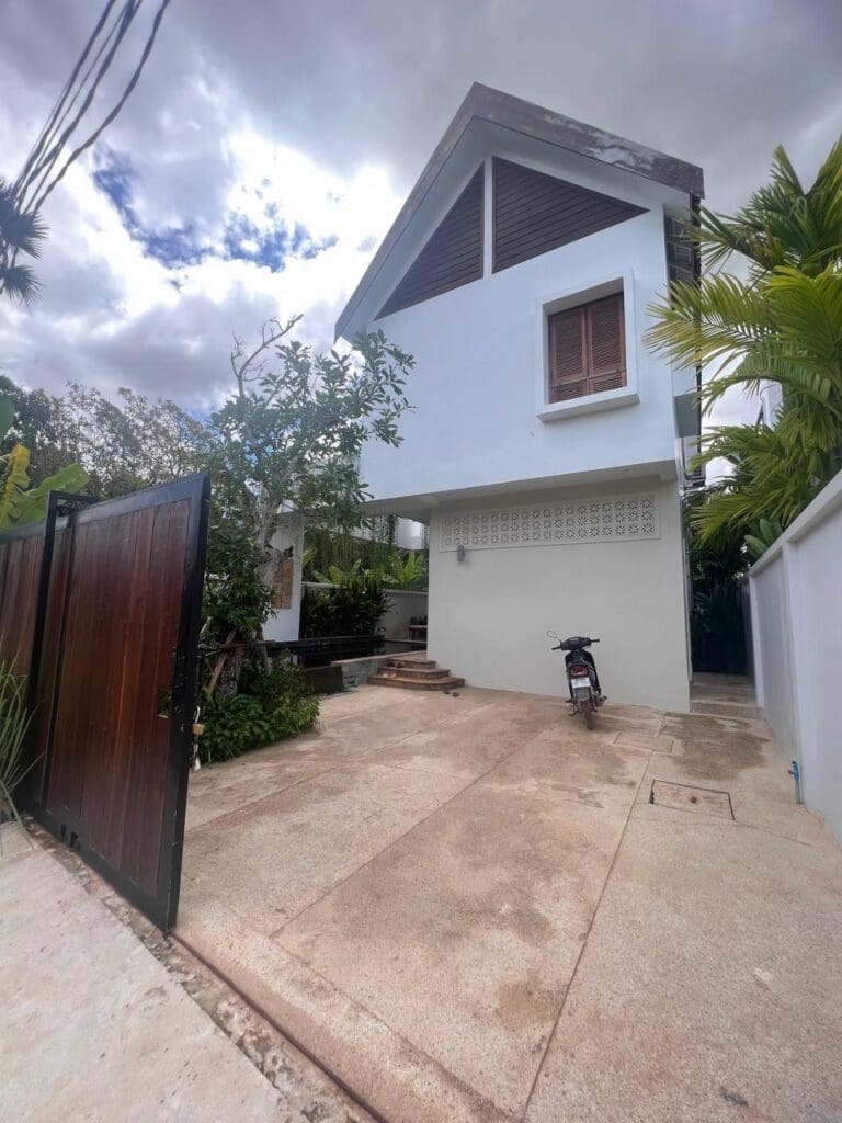 Extérieur d'une villa de 3 chambres, un investissement Airbnb à Siem Reap, montrant une architecture moderne et une entrée fermée